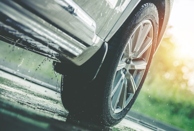 Dicas infalíveis para limpar seu carro durante o período de chuva