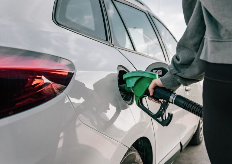 Como economizar combustível e abastecer menos?