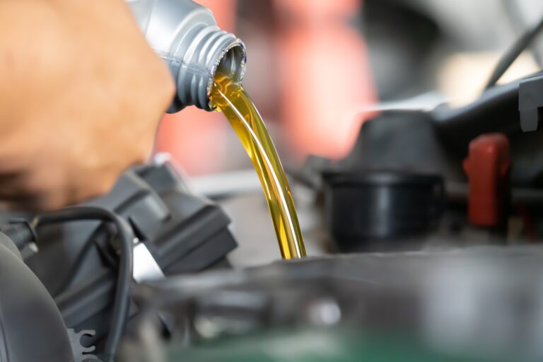 Como escolher o óleo lubrificante ideal para o seu carro